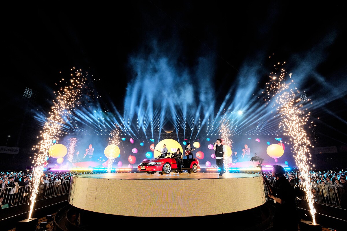 五月天乘坐復刻紅色跑車一一帶領全場歌迷回到那一天