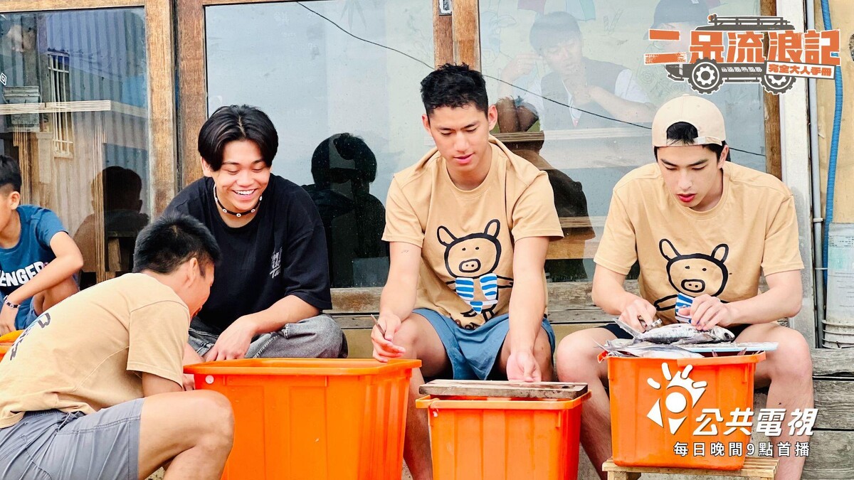 《二呆流浪記》曾敬驊(右)與朱軒洋(中)到蘭嶼餐廳打工巧遇金鐘得主鍾家駿(左)