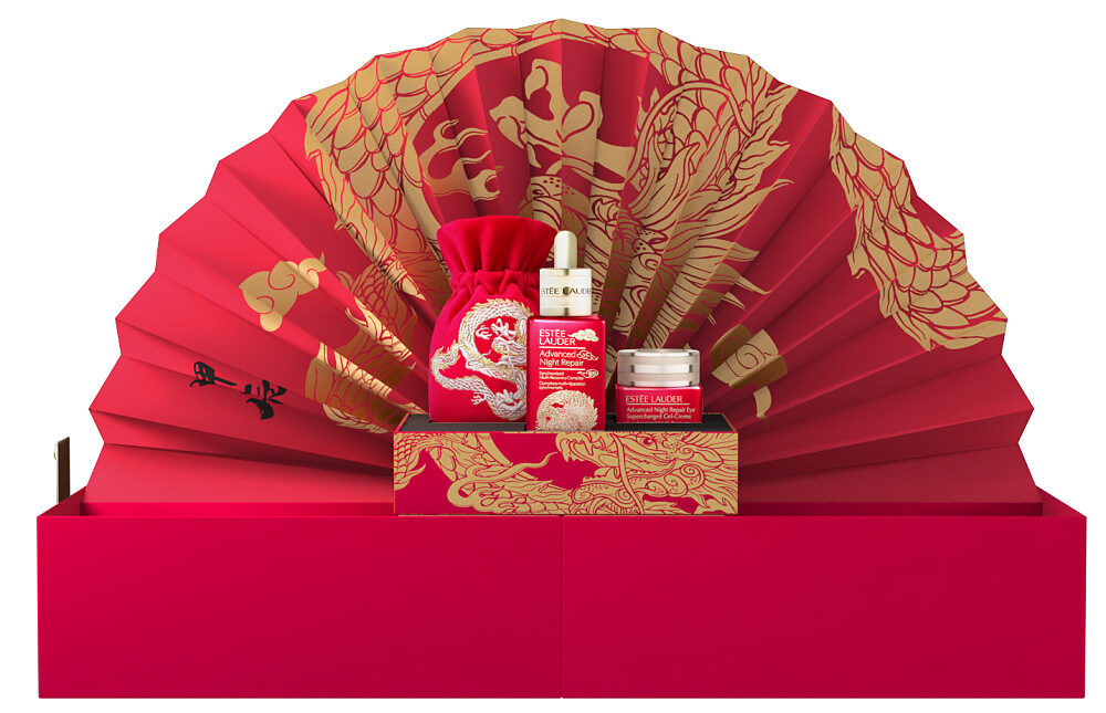 雅詩蘭黛黑鑽尊榮會員獨享只送不賣「祥龍獻瑞禮盒」，2024/1/1～2/13回櫃即可免費領取。內含明星小棕系列、發財金與紅包袋，作為家中擺設無敵吸睛，超實用收納空間放置年節糖果餅乾應景滿分。