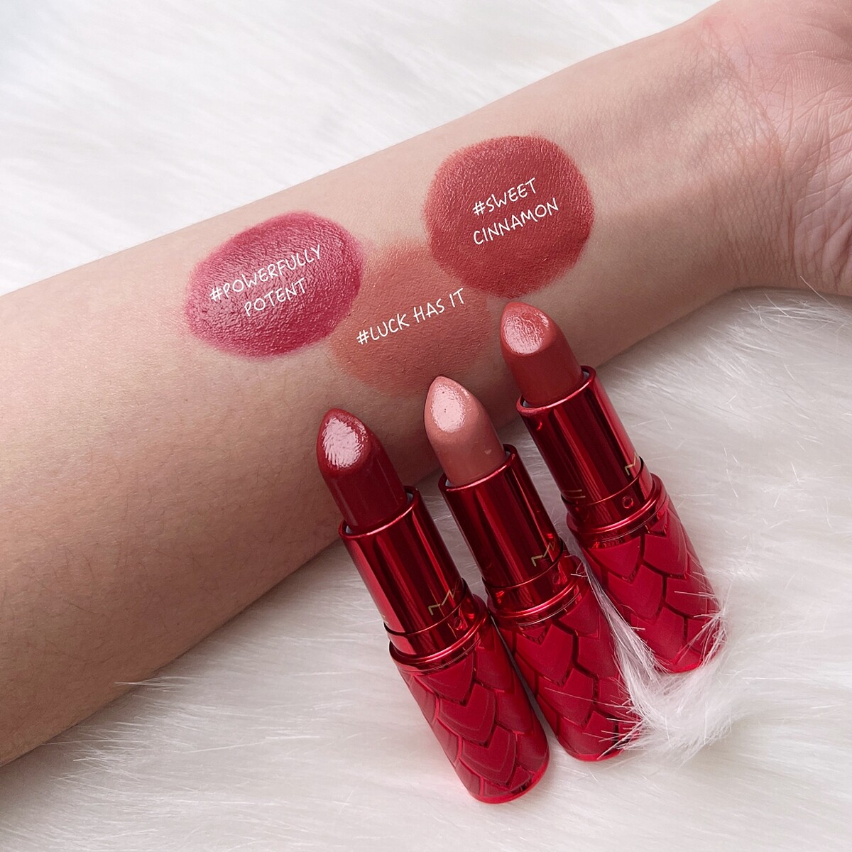 M.A.C熾愛之心超水感持色水唇膏(#LUCK HAS IT 好運咖 、#POWERFULLY POTENT 愛情靈藥 、#SWEET CINNAMON 甜辣肉桂)，NT1,750