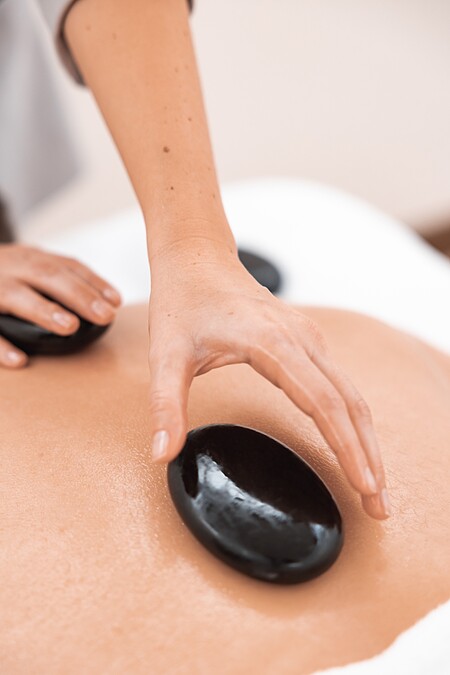 使用一系列頂級保養品 Swiss Perfection 鉑金瑞士呵護賓客。