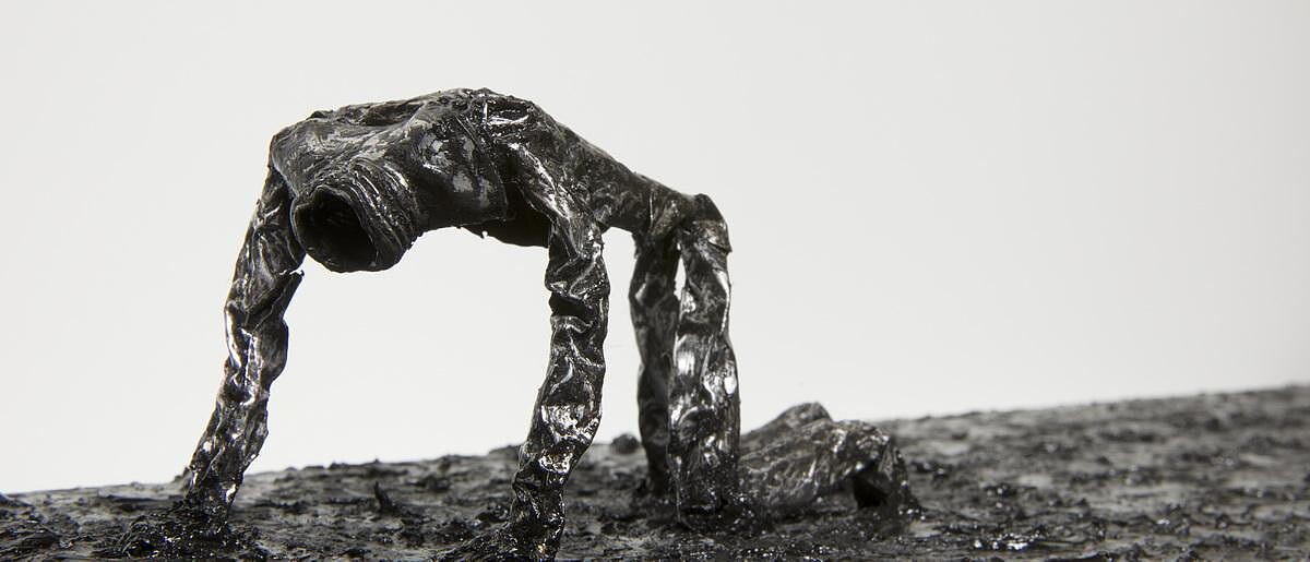 (作品圖 爬行的人 (局部)/石晉華 (1964-)/2018-2019/油彩、錫管、畫布/23x128x11 公分/私人收藏 A Crawling Man (detail)/Jin-hua Shi (1964-)/2018-2019/Oil and tube on canvas/23x128x11 cm/Private collection) &copy;石晉華