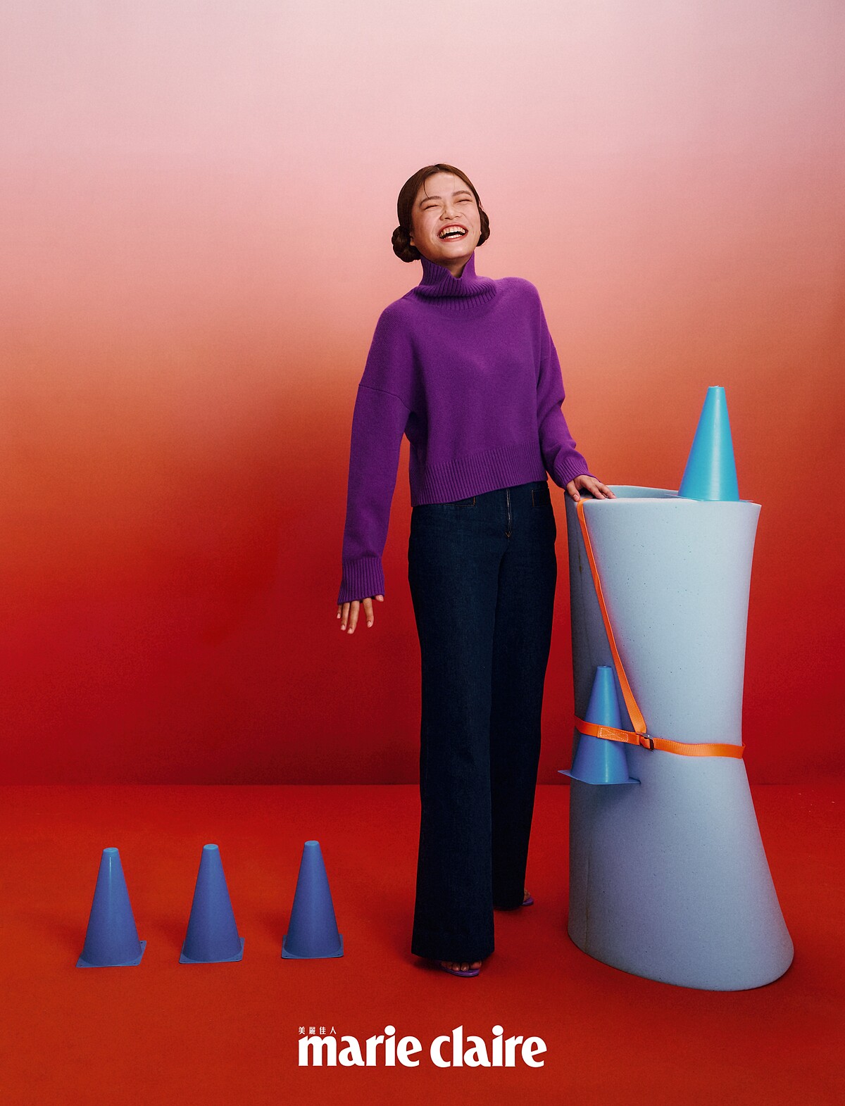 高領針織上衣，Maje；深藍色丹寧褲，Sandro；紫色漆皮高跟鞋，Christian Louboutin。