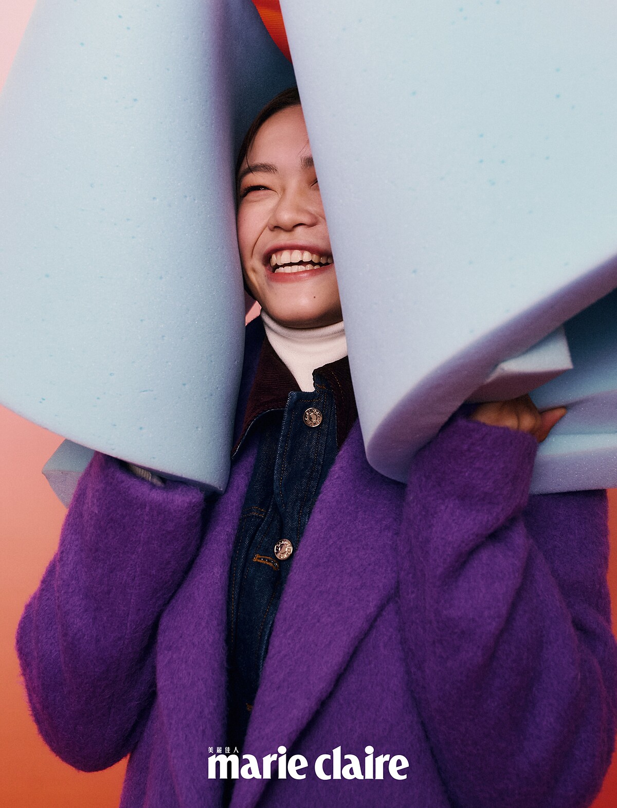 白色高領， Boss；深藍色翻領束腰丹寧外套、深藍色丹寧褲，all by Sandro；羊毛西裝外套，MSGM。