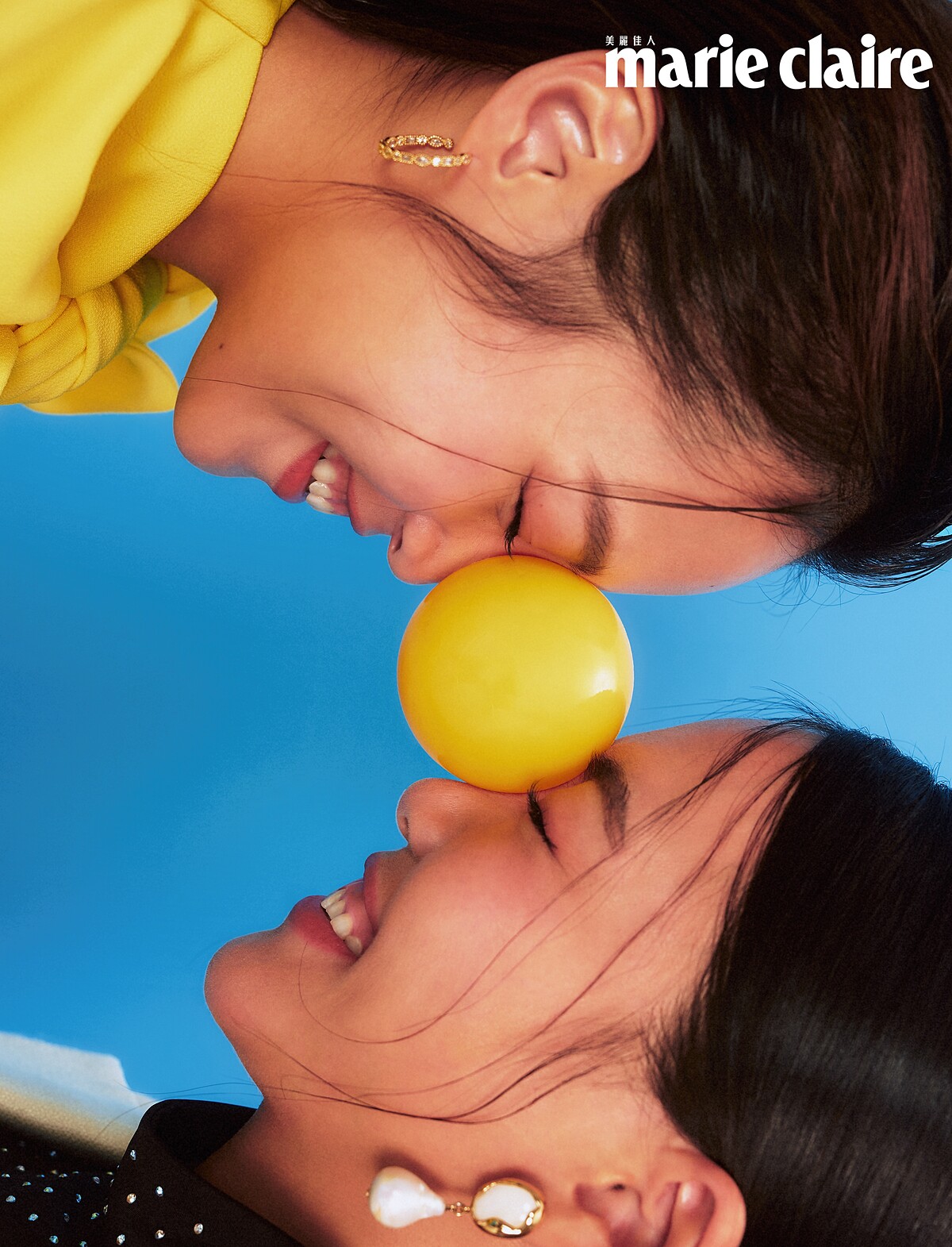 Celine：白色西裝外套、白色西裝褲，珍珠耳環，all by Chlo&eacute;；水鑽高領上衣，Maje。Cynthia：黃色綁帶蝴蝶結洋裝，Msgm；圓形耳環，Maje。