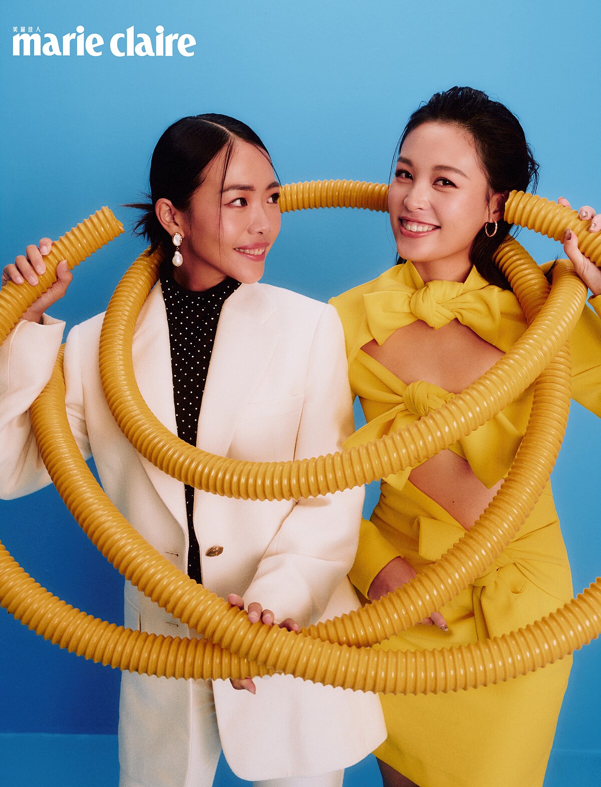 Celine：白色西裝外套、白色西裝褲，珍珠耳環，all by Chlo&eacute;；水鑽高領上衣，Maje。Cynthia：黃色綁帶蝴蝶結洋裝，Msgm；圓形耳環，Maje。