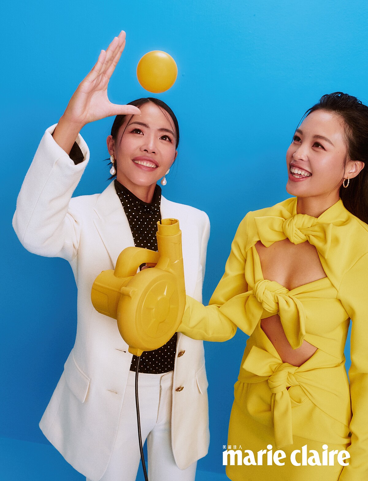 Celine：白色西裝外套、白色西裝褲，珍珠耳環，all by Chlo&eacute;；水鑽高領上衣，Maje。Cynthia：黃色綁帶蝴蝶結洋裝，Msgm；圓形耳環，Maje。