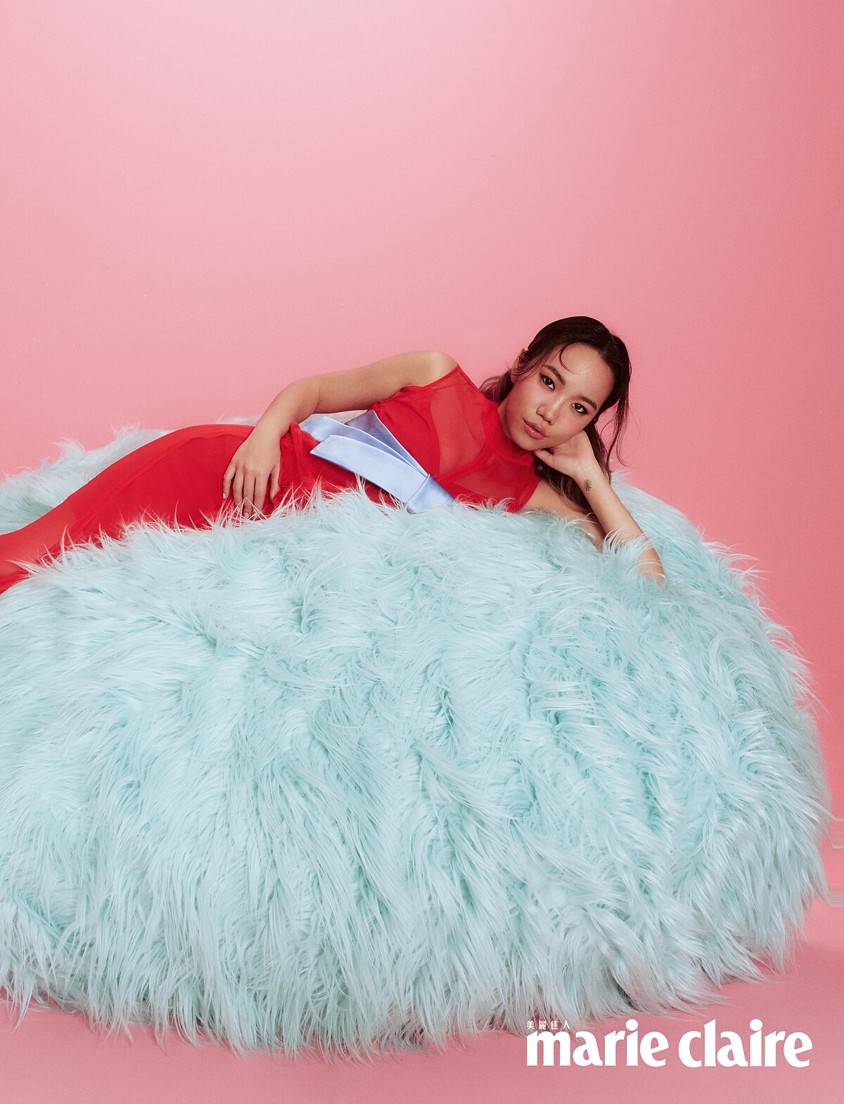 雪紡撞色蝴蝶結晚禮服，Gucci。