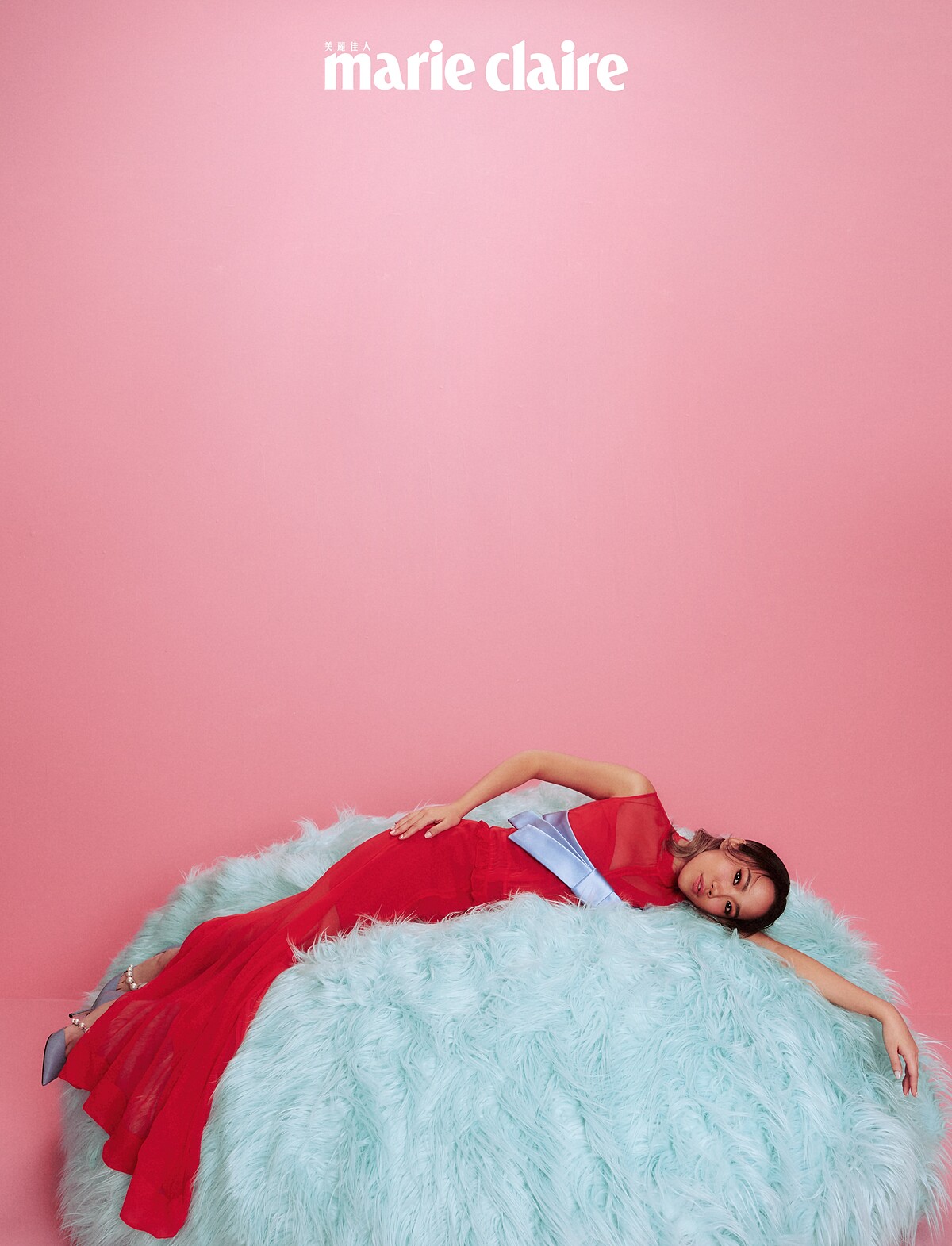 雪紡撞色蝴蝶結晚禮服，Gucci；珍珠飾漆皮高跟鞋，Jimmy Choo。