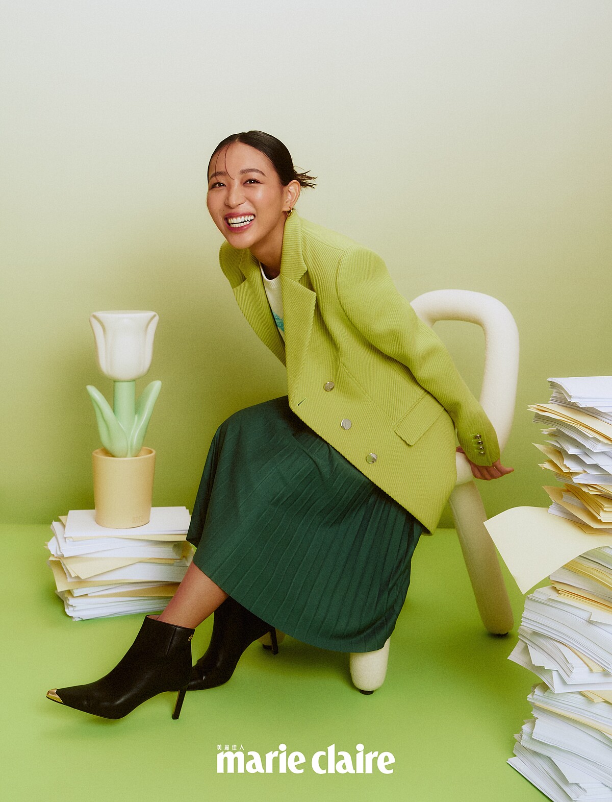 98愛心毛衣，Maje；螢光檸檬綠西裝外套、黑色高跟鞋，all by Boss；深綠色百褶裙，Lacoste。