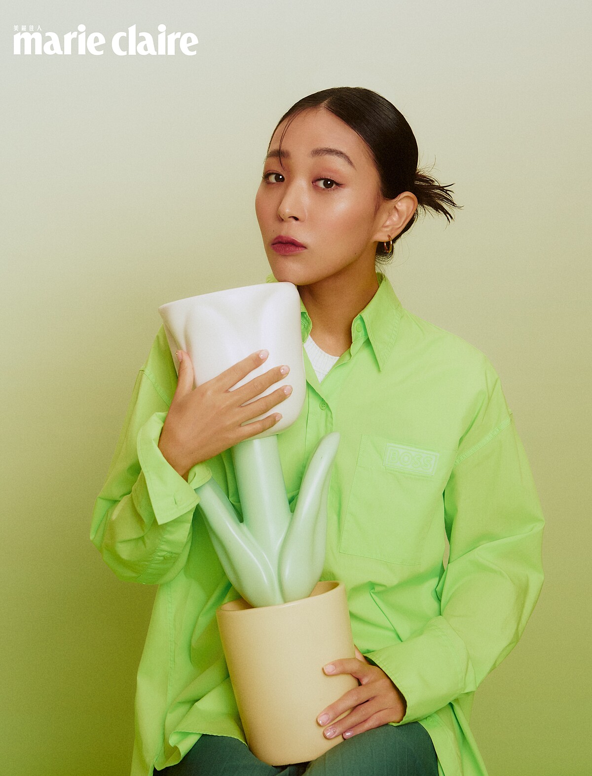 98愛心毛衣，Maje；螢光檸檬綠襯衫， Boss；深綠色百褶裙，Lacoste。