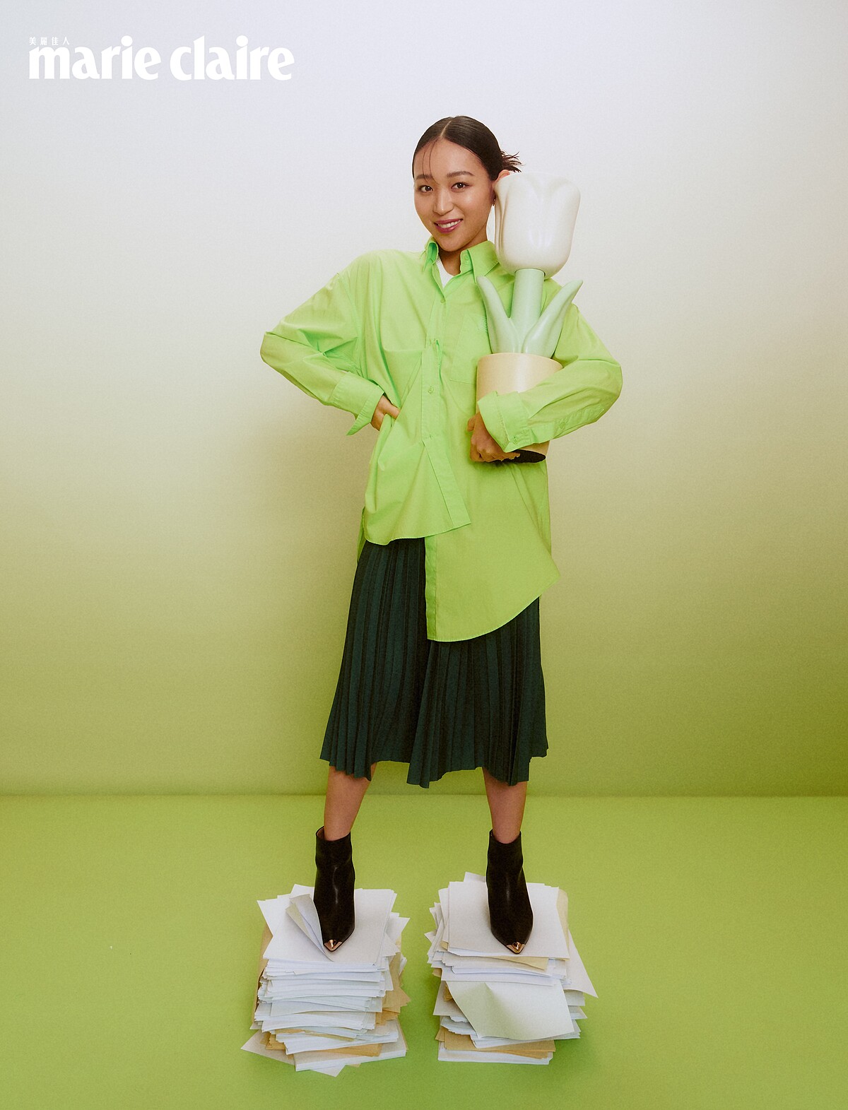 98愛心毛衣，Maje；螢光檸檬綠襯衫、黑色高跟鞋，all by Boss；深綠色百褶裙，Lacoste。