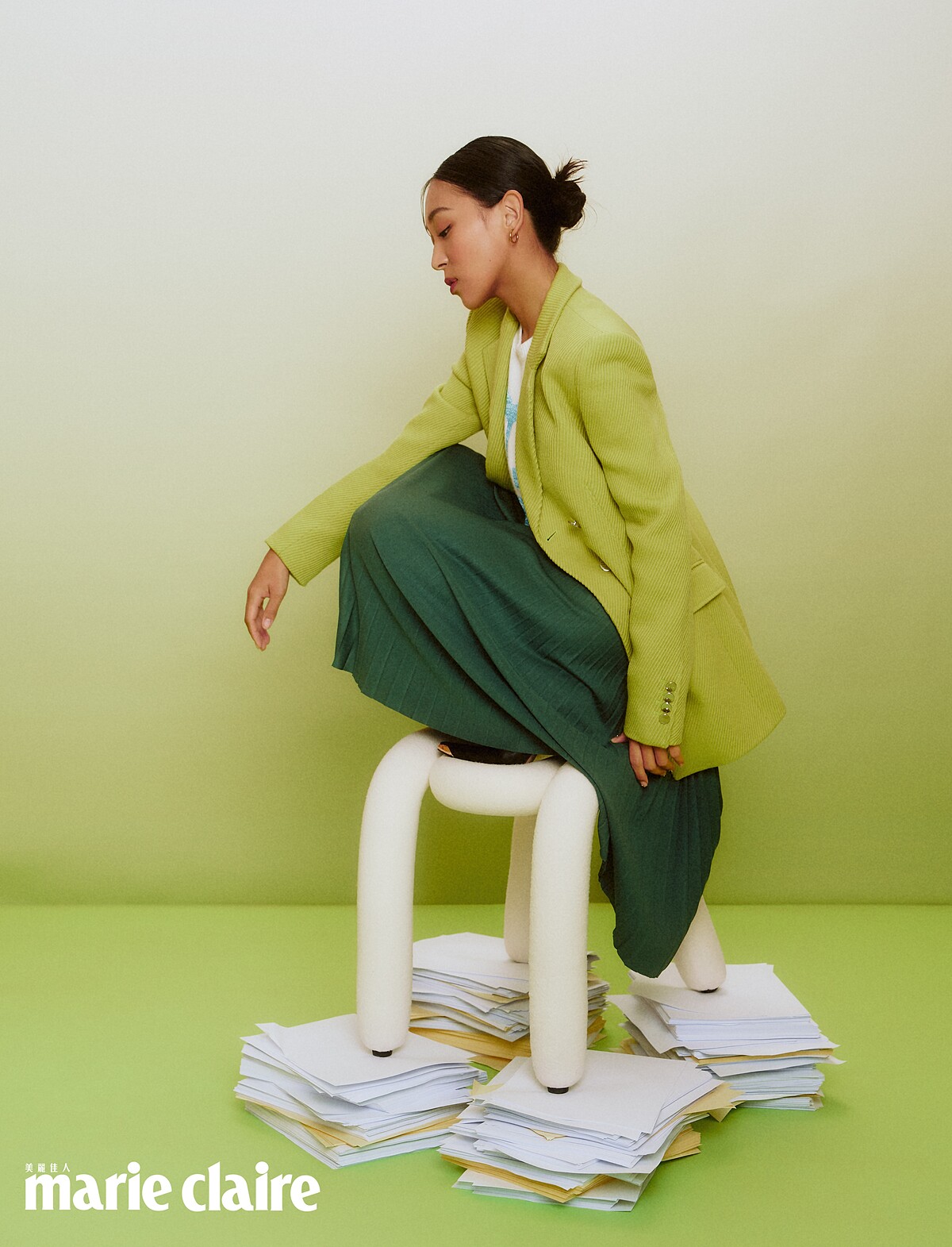 98愛心毛衣，Maje；螢光檸檬綠西裝外套、黑色高跟鞋，all by Boss；深綠色百褶裙，Lacoste。