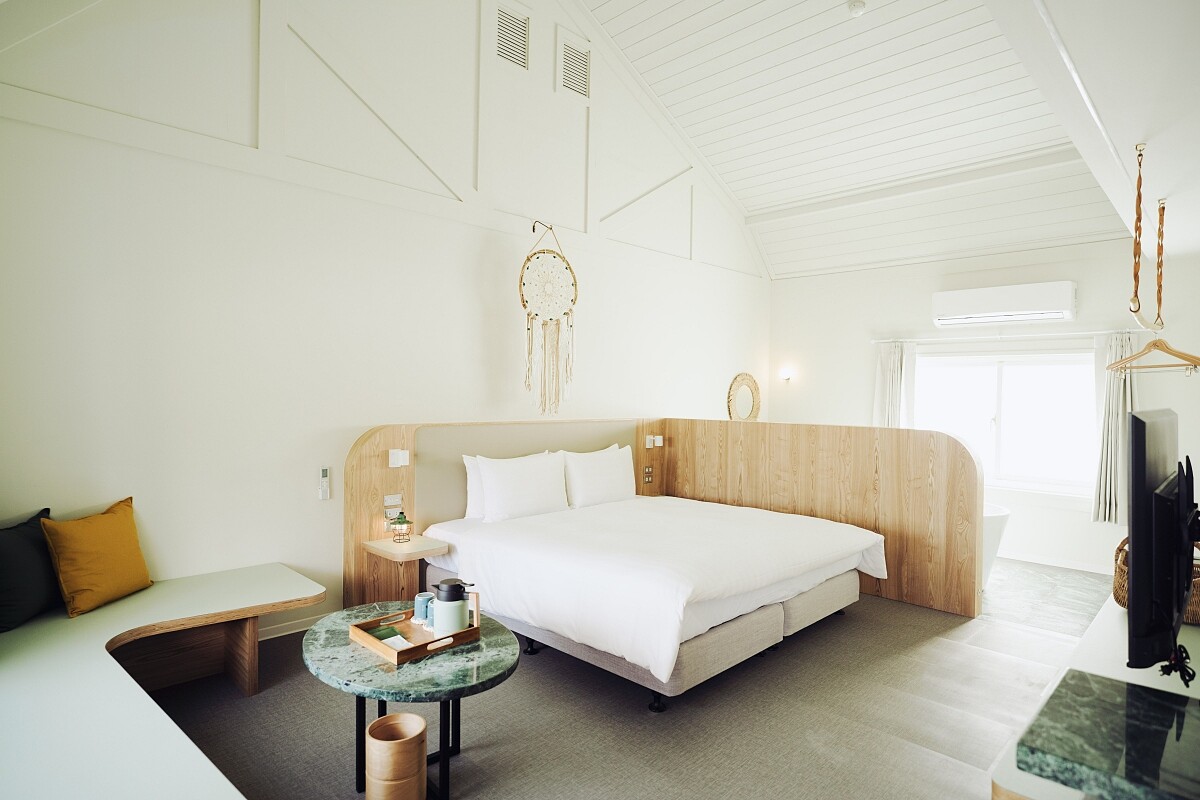 待霧12坪挑高一大床浴缸房型。