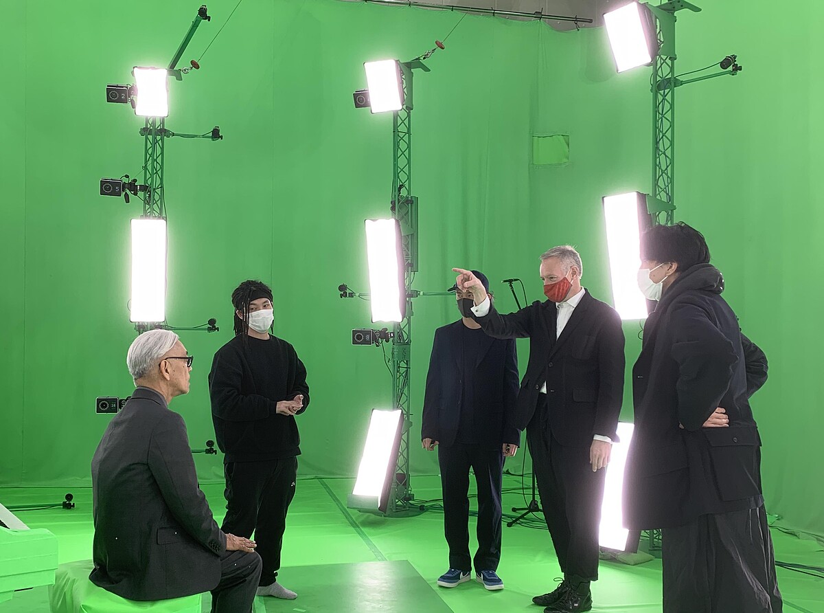 坂本龍一、導演托德．埃克特和 Rhizomatiks 的影像紀錄團隊在立體攝影的最後一天（攝於2020.12.16）圖片／國家兩廳院官網