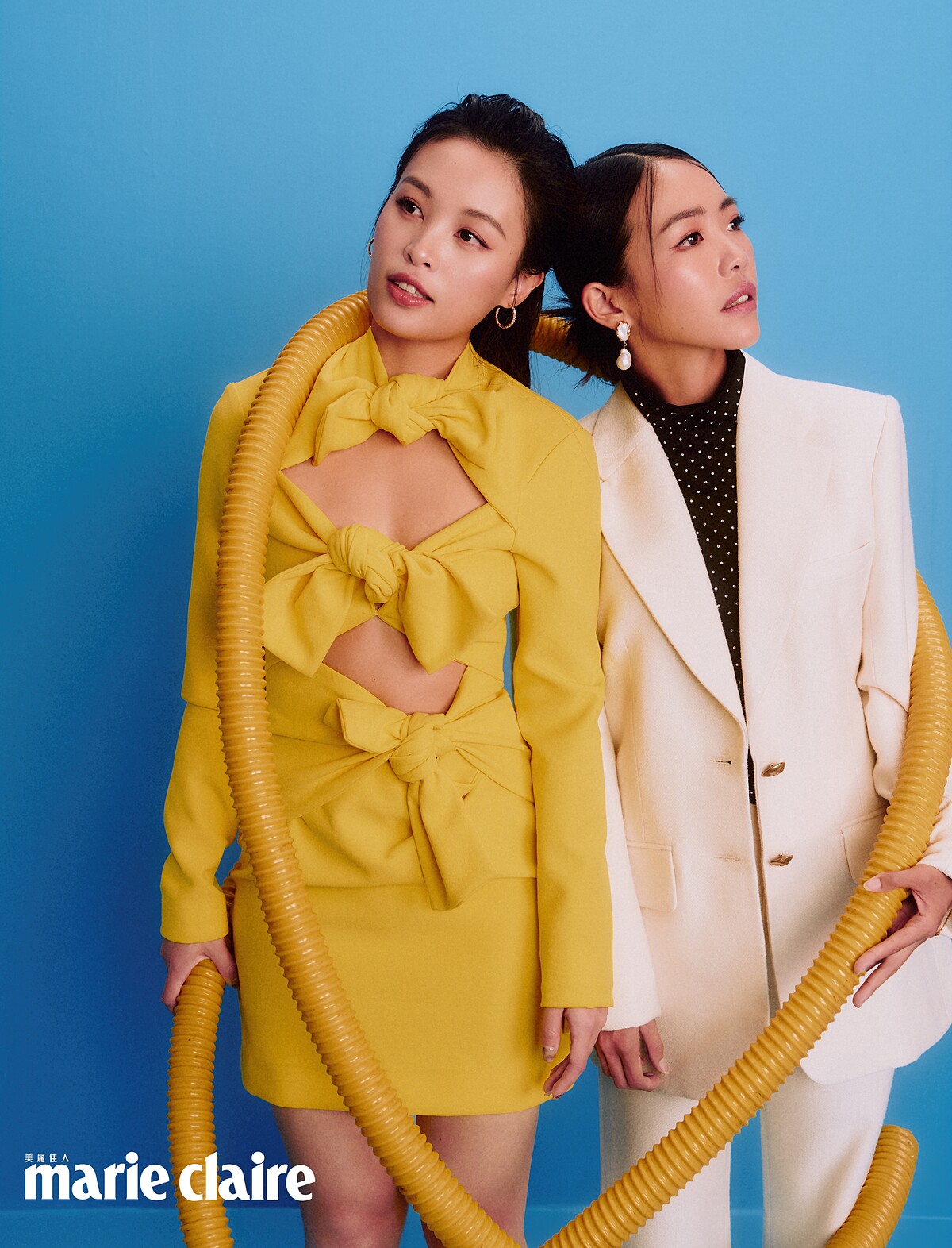 Celine：白色西裝外套、白色西裝褲，珍珠耳環，all by Chlo&eacute;；水鑽高領上衣，Maje。Cynthia：黃色綁帶蝴蝶結洋裝，Msgm；圓形耳環，Maje。