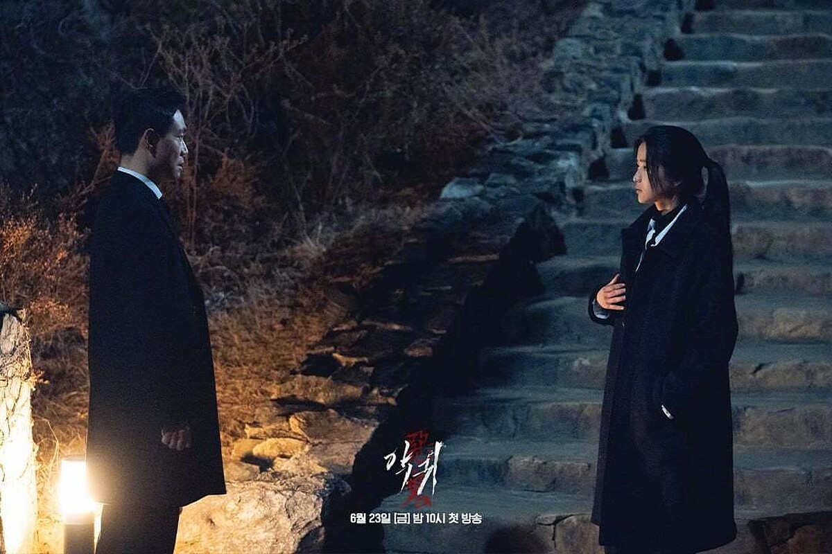 廉海上(左)與具散影(右)攜手除魔