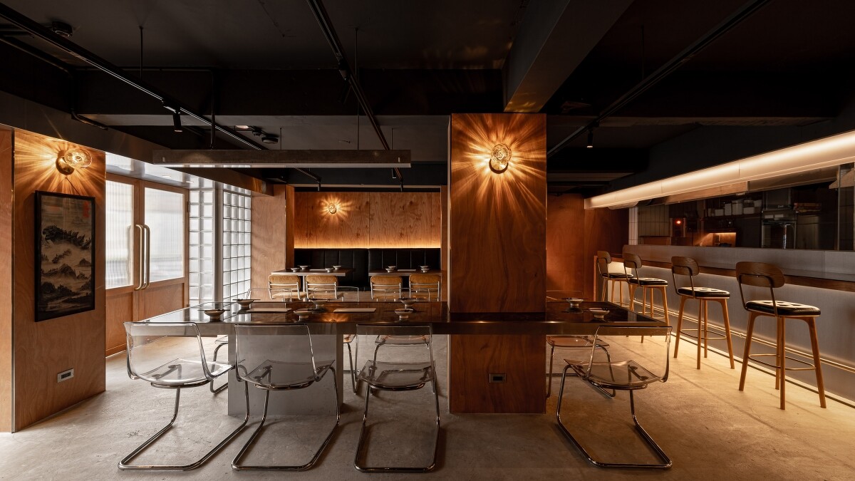 搭配上簡的懸臂單椅，讓空間清爽簡潔。