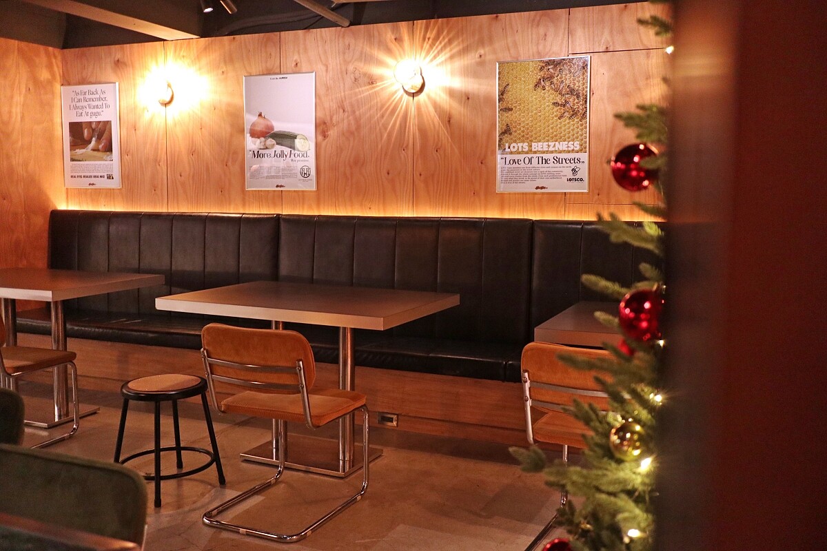 牆面懸掛的設計風格強烈的畫報。