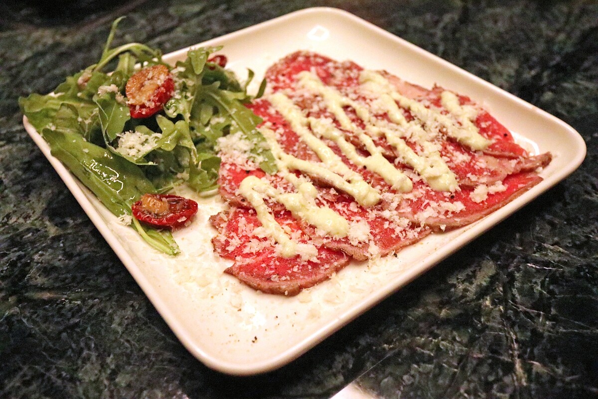 「GUGU 生牛肉」。