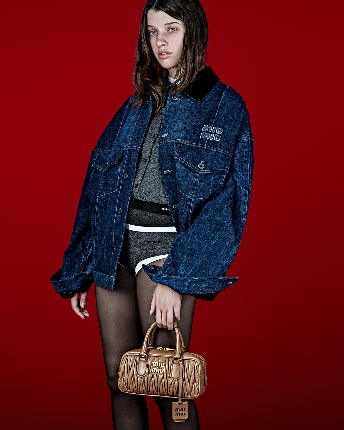 Miu Miu Upcycled Denim 和 Patch 包款系列將於全球指定 Miu Miu 專門店和 miumiu.com 發布。