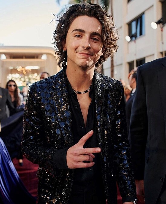 與女友凱莉珍娜的甜蜜親吻畫面...甜茶腕上那只Cartier Crash腕錶和黑白撞色的頸鍊更顯突出！值得一