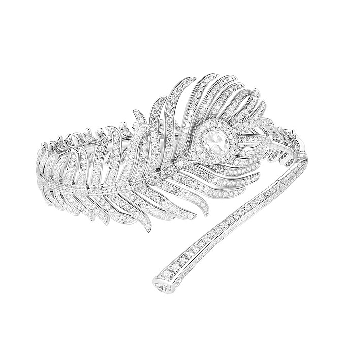 BOUCHERON Plume de Paon孔雀羽毛系列手鐲，18K白金鑲嵌鑽石，台幣參考價格 4,330,000