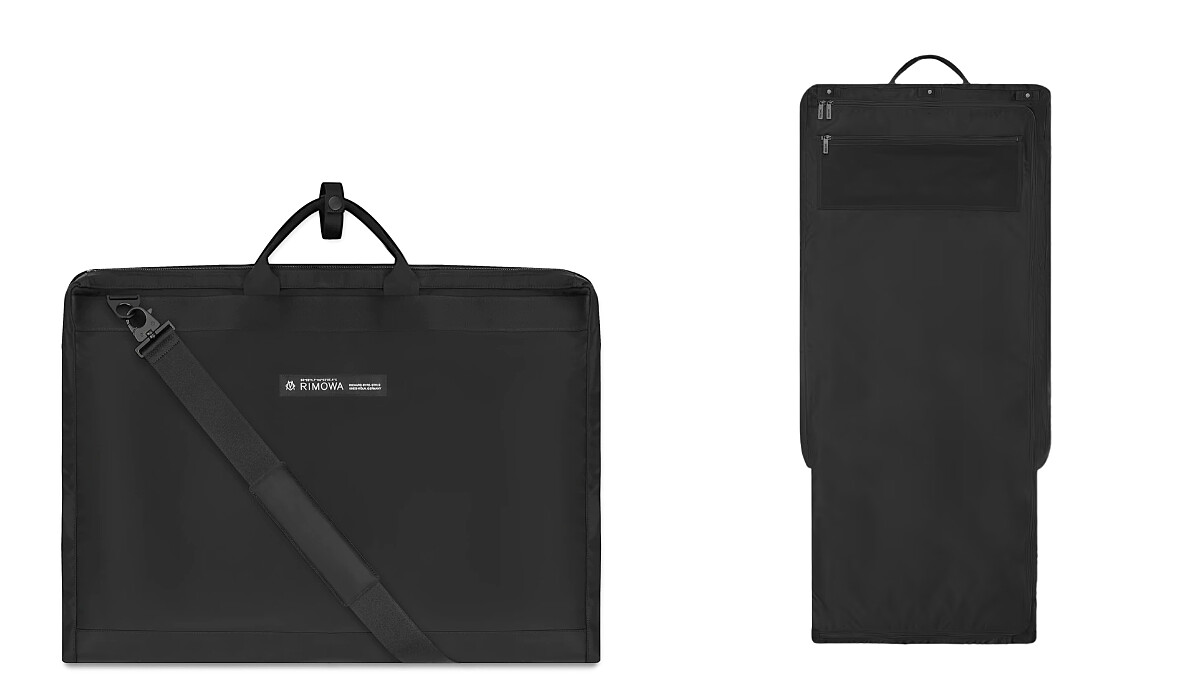 RIMOWA Travel Accessories系列三折衣物手提袋NT20,900。