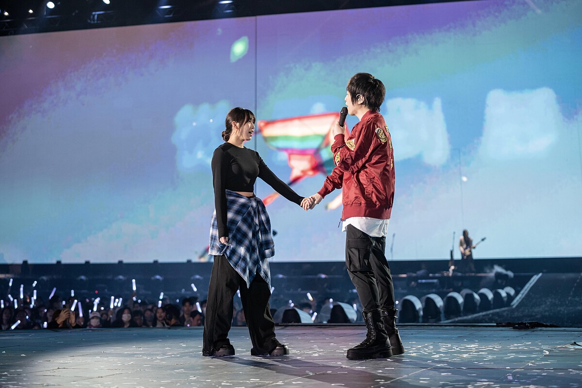 阿信牽起小玫瑰合唱〈笑忘歌〉