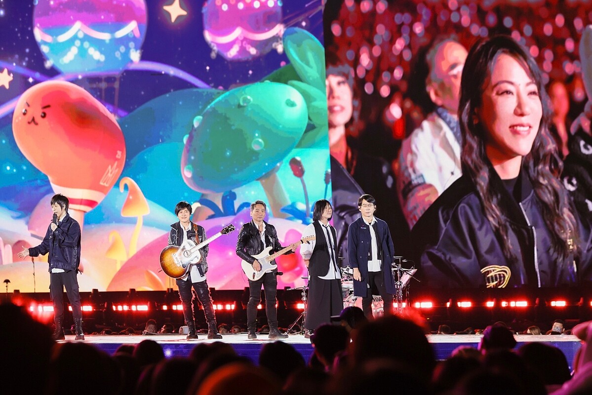 丁噹也跟著五月天的時光機重回出道那一天