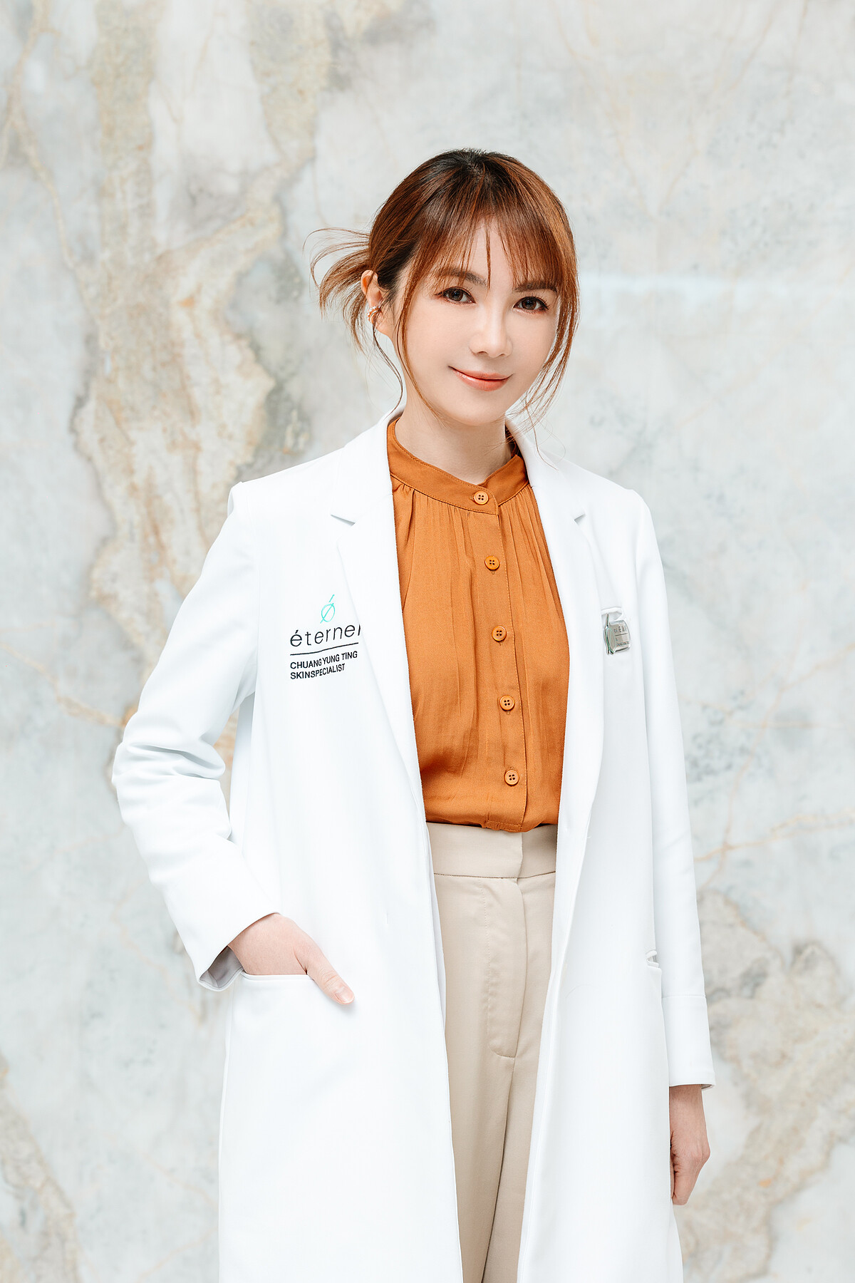 皮膚專科醫師莊詠婷不僅擁有自然緊緻的美貌，專業細心的診療過程更獲許多藝人、名媛指名御用，被媒體譽為「最美皮膚科醫師」。