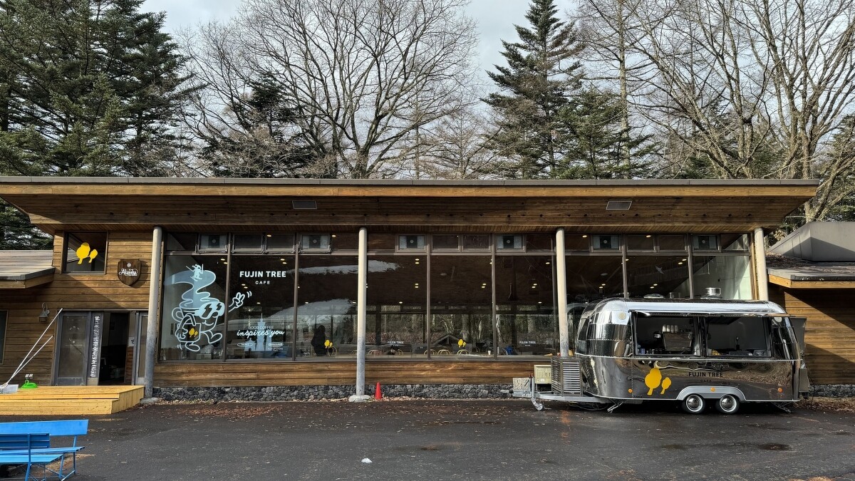 「富錦樹咖啡 FUJIN TREE CAFE」於雪場下的空間。