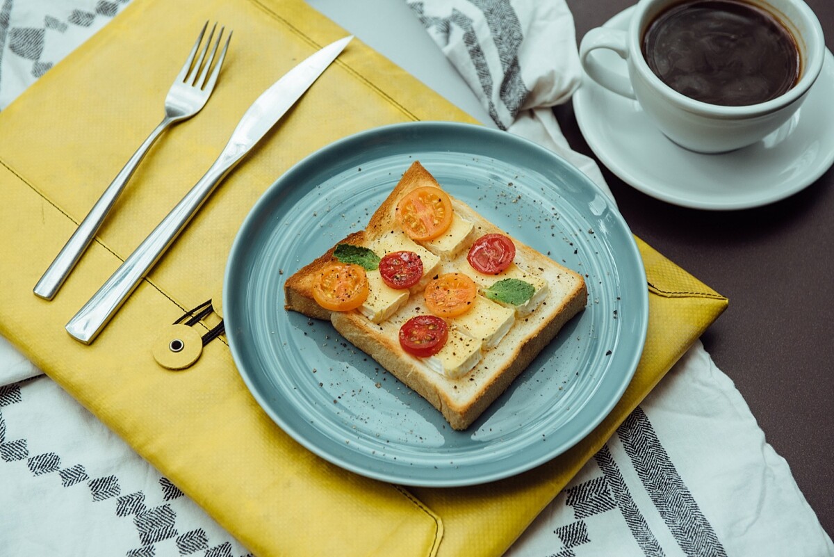 「卡門貝爾佐蜂蜜吐司」。
