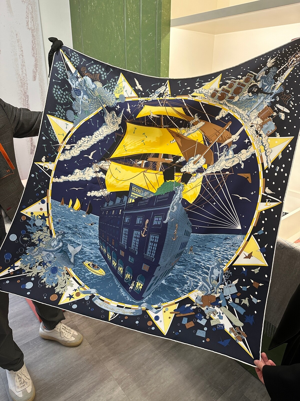 Herm&egrave;s Flagship 圖紋印花斜紋真絲方巾(90 x 90 公分) NT.18,500