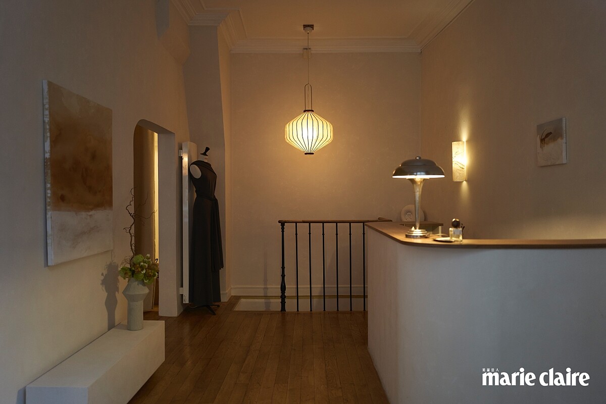 保留下空間裡時光帶來的痕跡，刻意不遮蔽通往地下室樓梯的黑色欄桿。