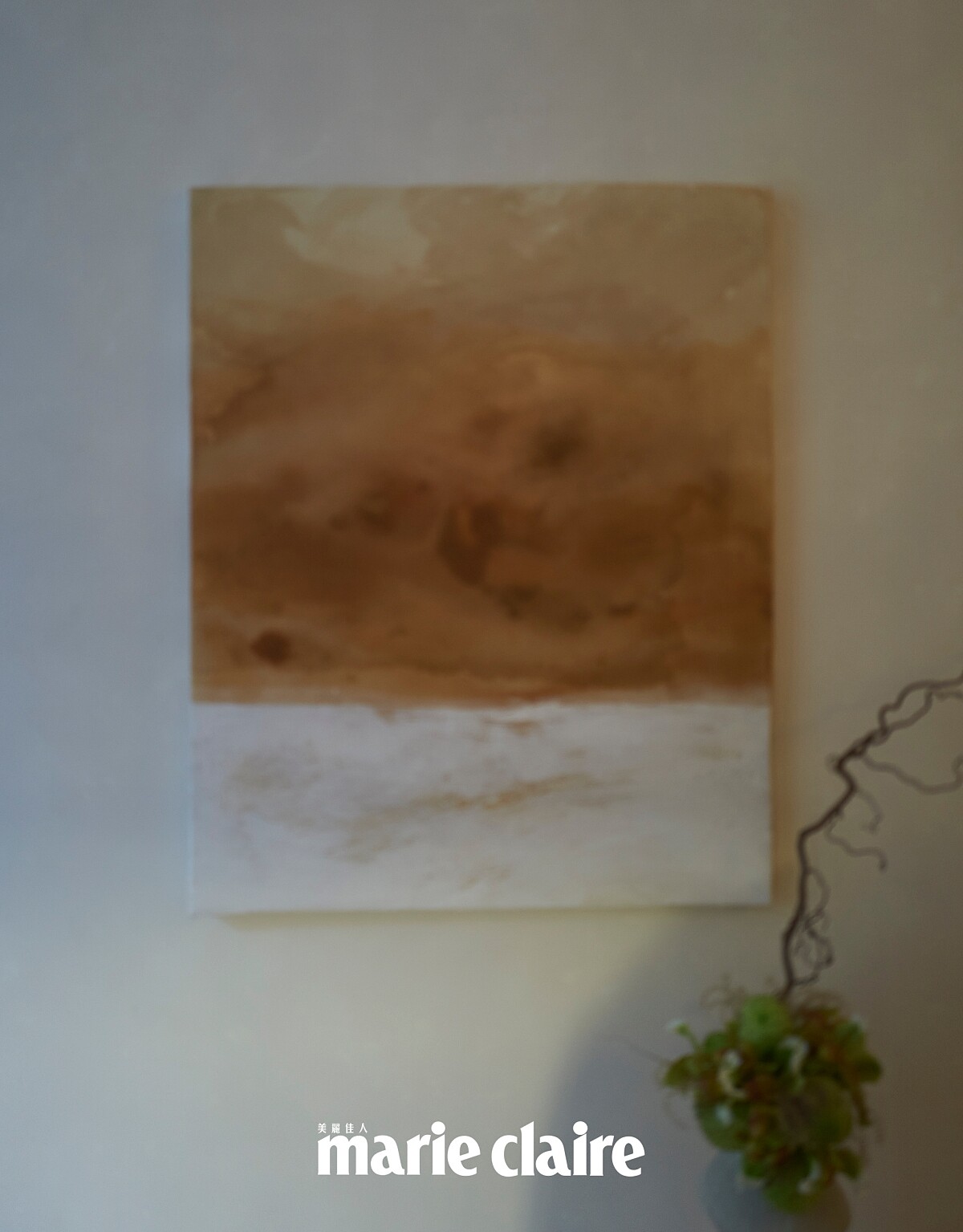 空間中放進不少東方寫意的畫作。