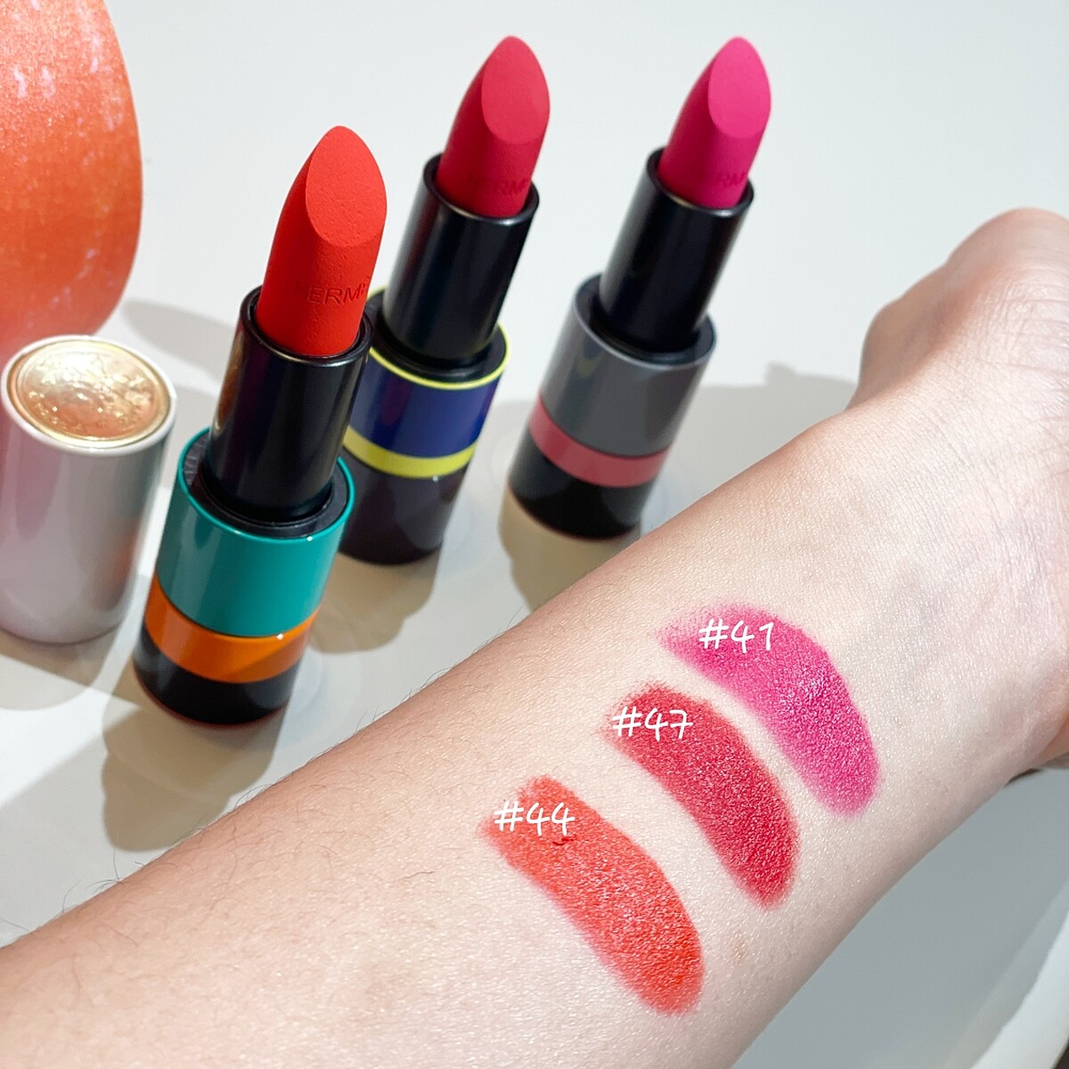 Herm&egrave;s愛馬仕Rouge Herm&egrave;s 唇膏2024春夏限量珍藏版 #41 Rose Pop、#44 Orange N&eacute;on、#47 Rouge Cin&eacute;tique手部試色。