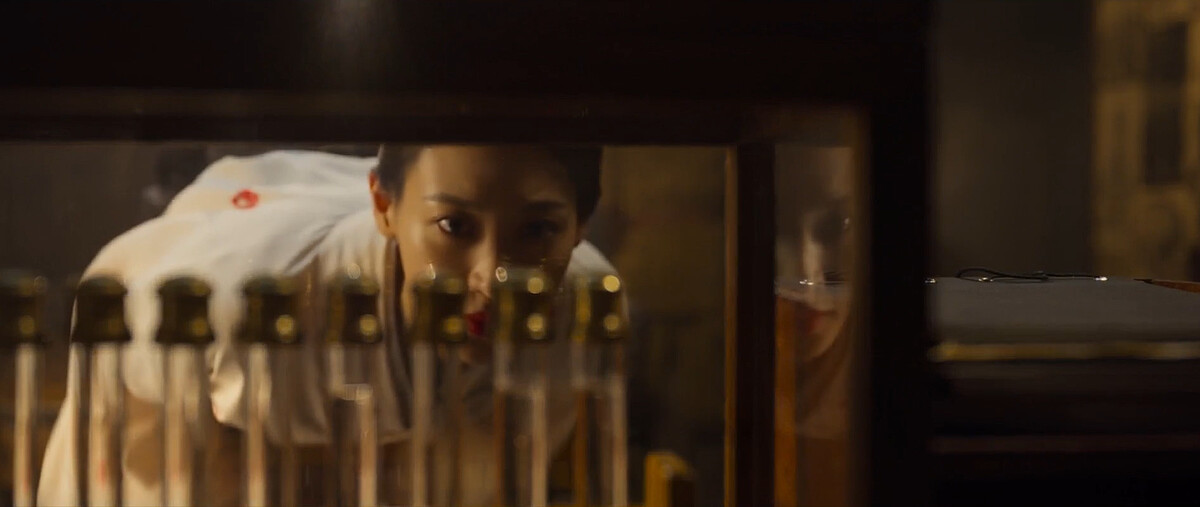 前田夫人看著加藤研究室裡的納人試管