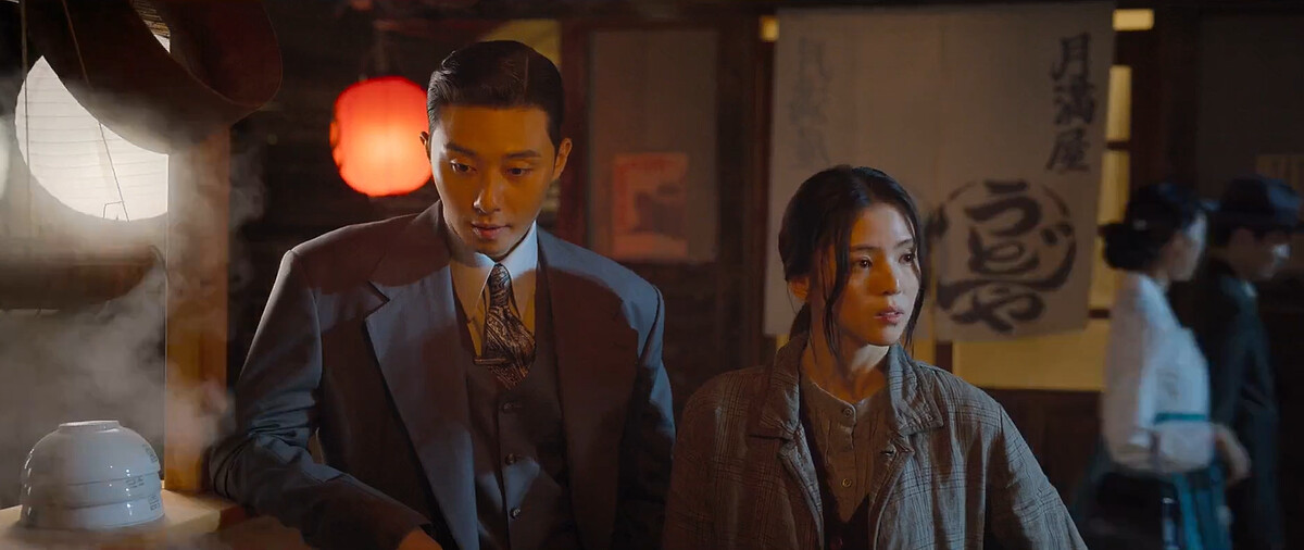 張泰尚和尹采玉在蒸餃攤前尷尬處著,兩人心裡想的是同一件事,尹采玉等張泰尚主動