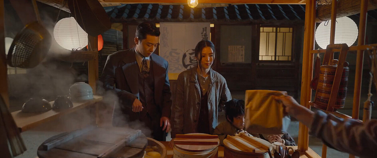 張泰尚想裝自然,伸手去握尹采玉的手,怎知尹采玉去拿外帶蒸餃抽手了