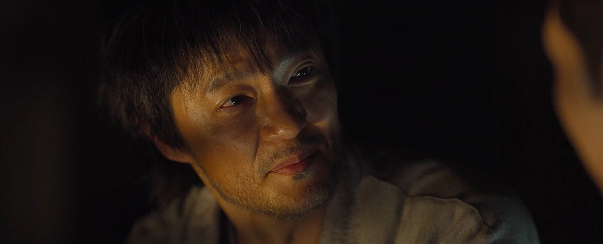 尹鍾元安慰地笑著,眼中泛淚,把女兒託付給張泰尚,要他們離開京城