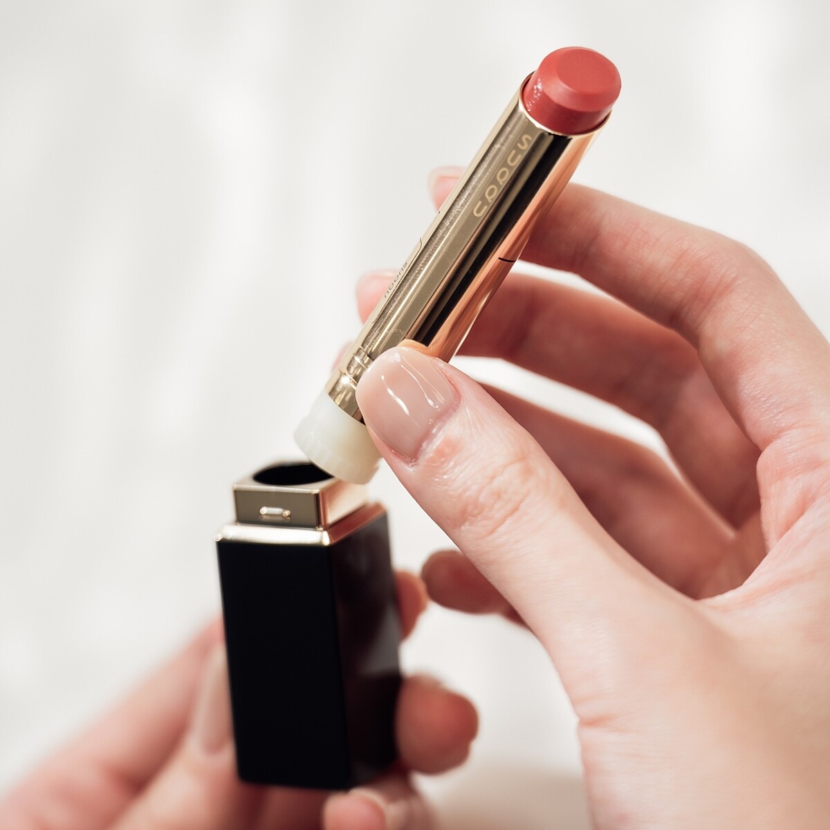 SUQQU晶采潤艷唇膏可以更換補充蕊芯。