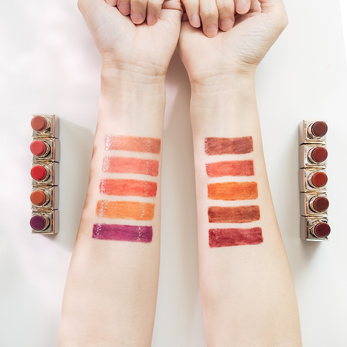 SUQQU晶采潤艷唇膏全10色手部試色。左起由上至下為01、02、03、04、05 ,右手由上至下為06、07、08、09、10。