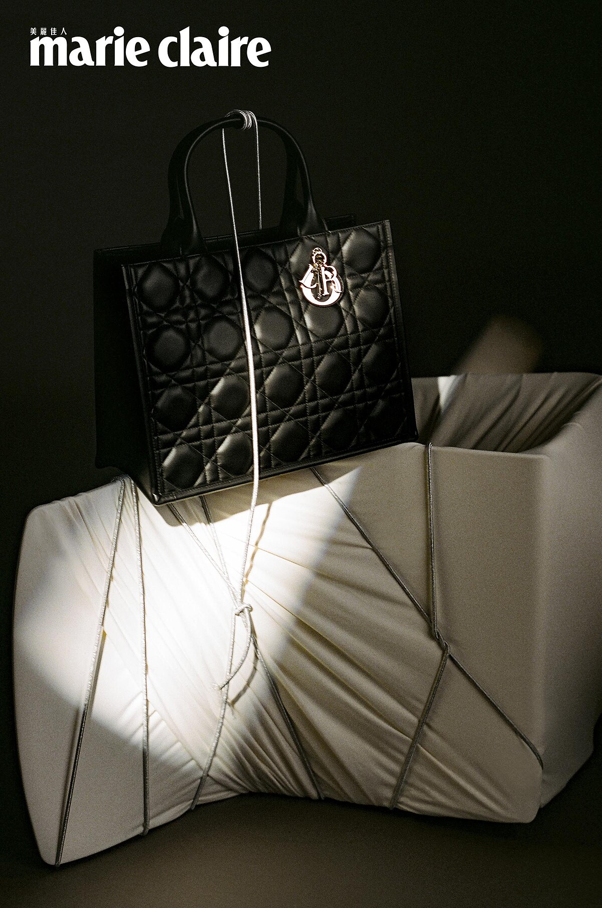 Dior Book Tote 黑色籐格紋皮革中型款托特包，NT$130,000。