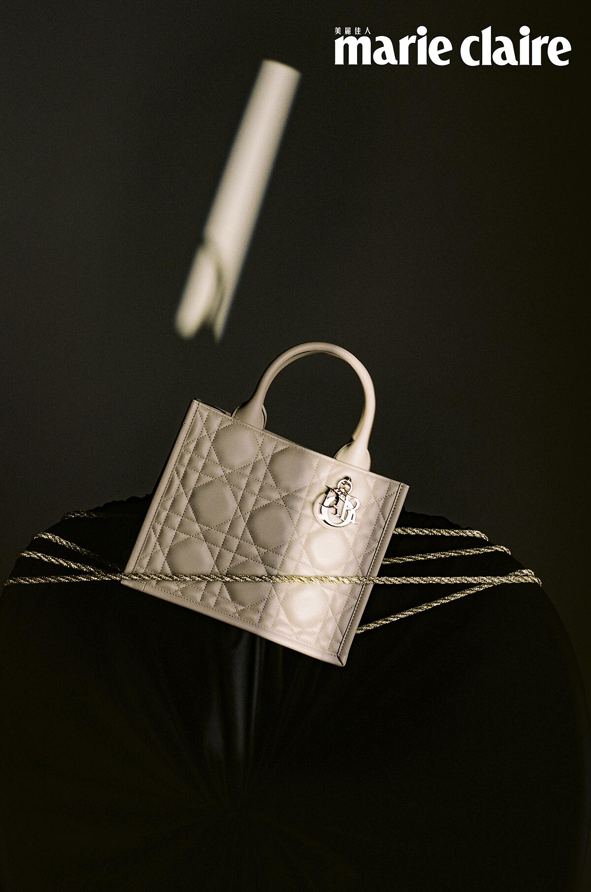 Dior Book Tote 焦糖色籐格紋皮革小型款托特包，NT$115,000。