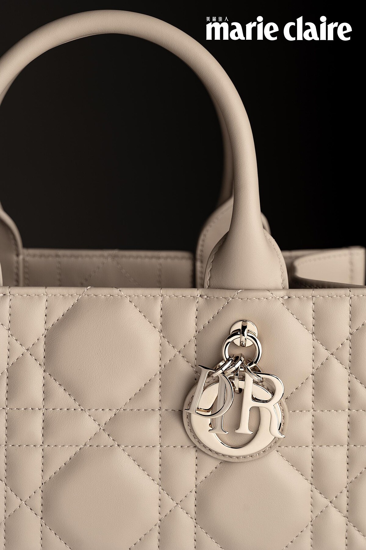 Dior 最新2024早春系列 Macrocannage Leather Book Tote 採用新的皮革材質，以大藤格紋勾勒出簡約俐落線條，這是品牌標誌性藤格圖案(Cannage)的重新詮釋，同時綴有「D、I、O、R」金屬吊飾。