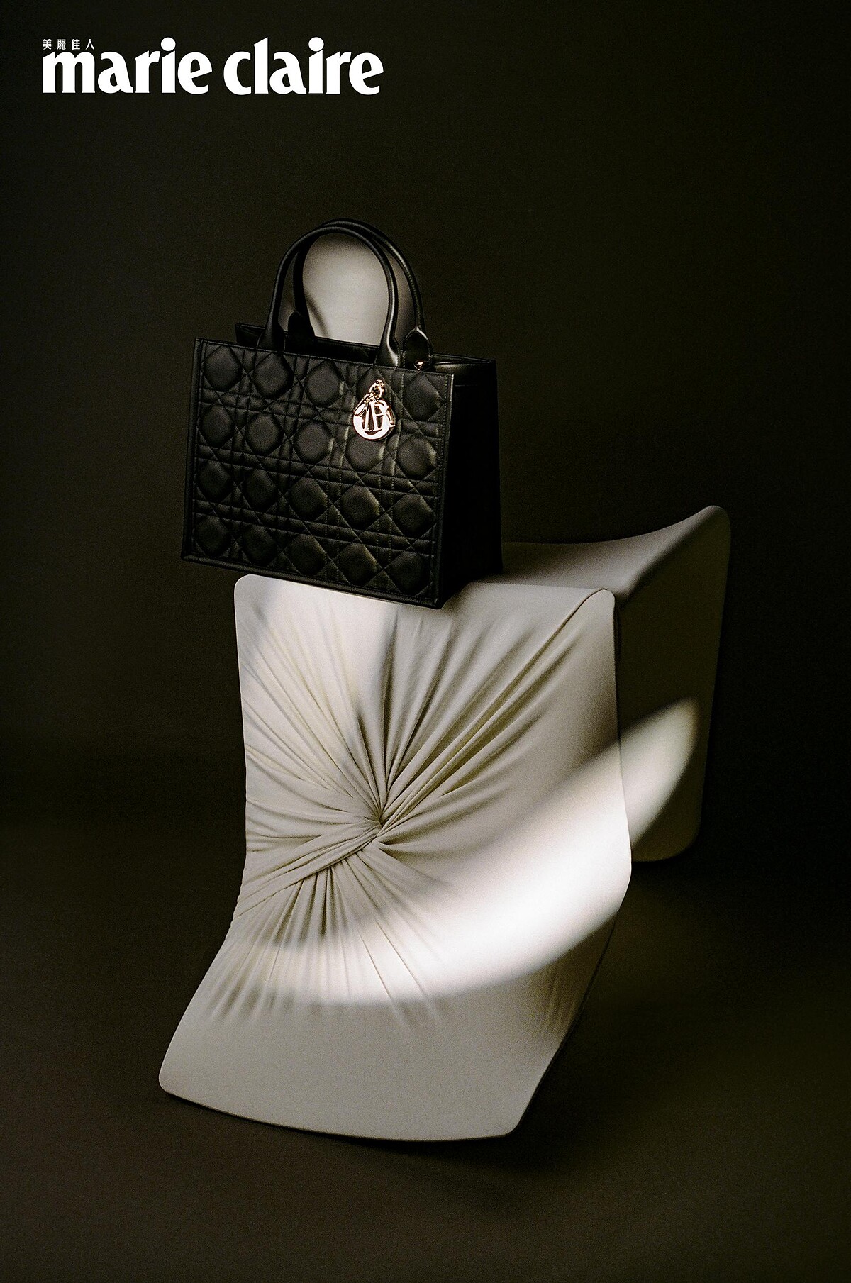 Dior Book Tote 黑色籐格紋皮革中型款托特包，NT$130,000。