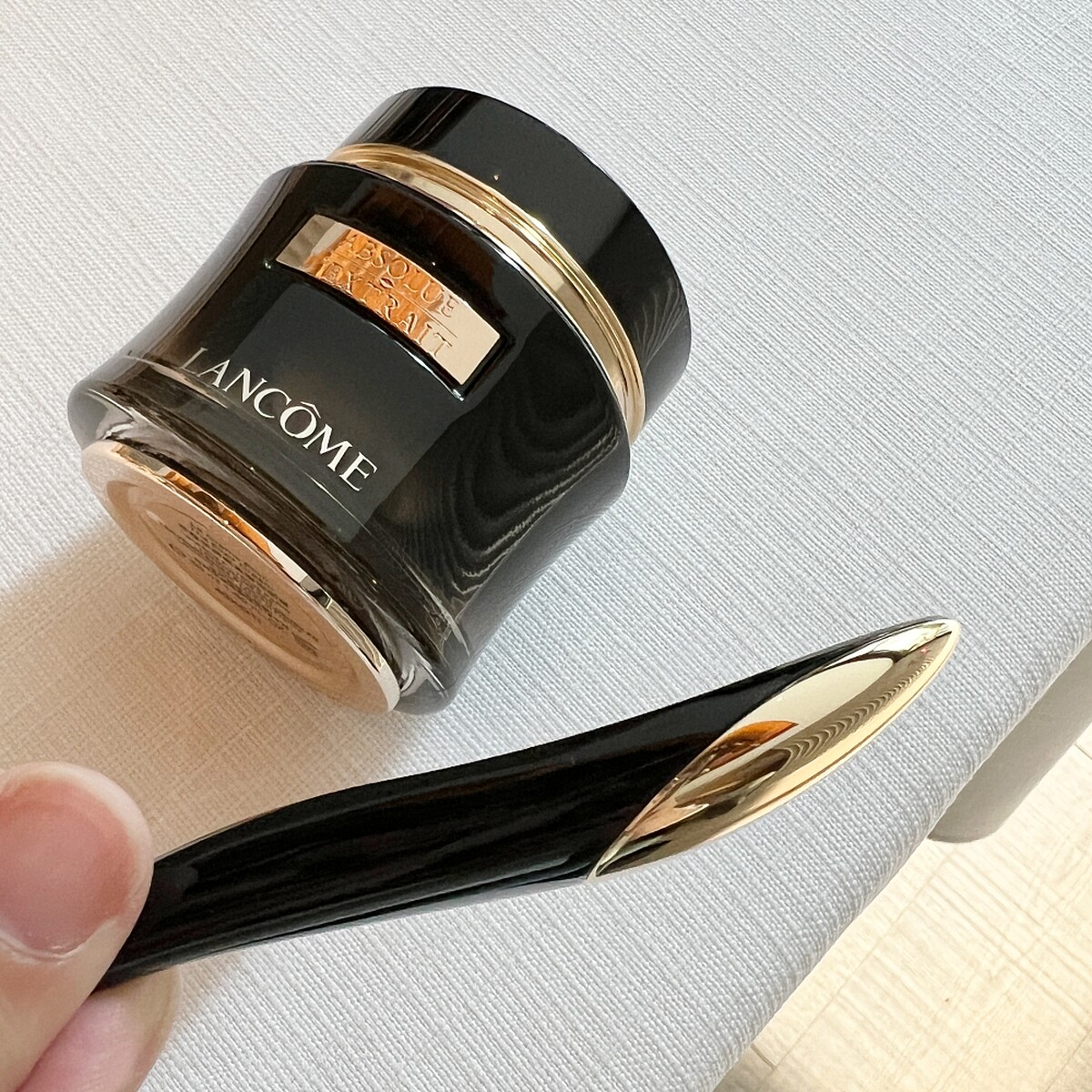 LANCOME蘭蔻絕對完美黑鑽奢燦乳霜還貼心附上鋅合金按摩匙。