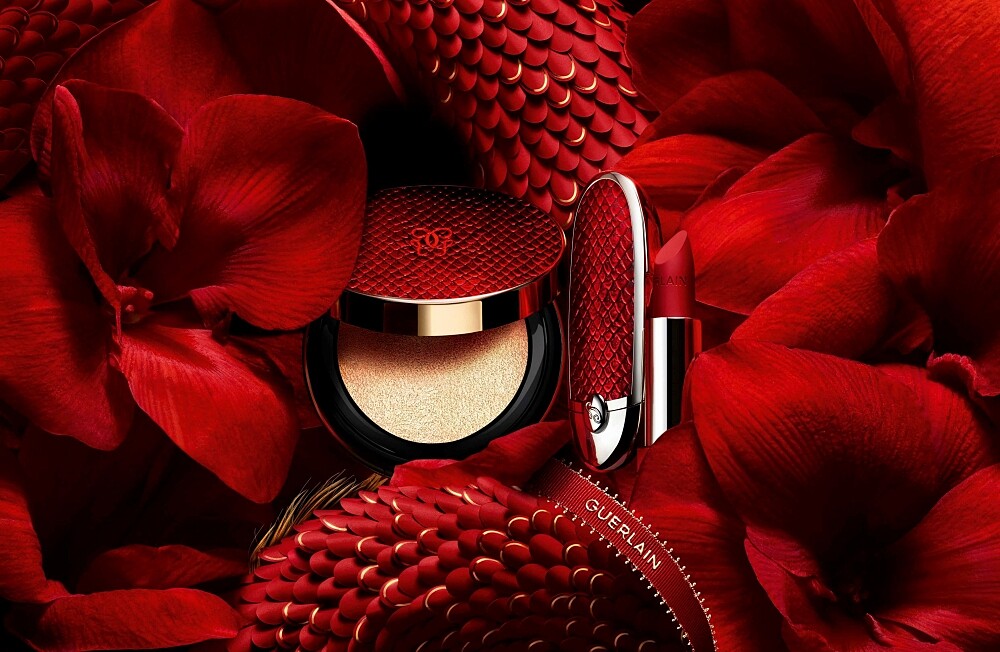 嬌蘭ROUGE G紅寶之吻高訂唇膏彩殼幸運摯紅限定版NT1,350、紅寶之吻高訂紅絲絨唇膏N&deg;9幸運摯紅限定版NT1,250、24K純金絲光氣墊粉餅SPF40 PA+++幸運摯紅限定版(#00N)，NT3,160