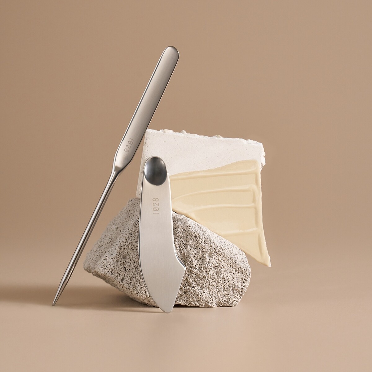 1028 輕薄服貼粉底抹刀(長版、寬版)，NT150